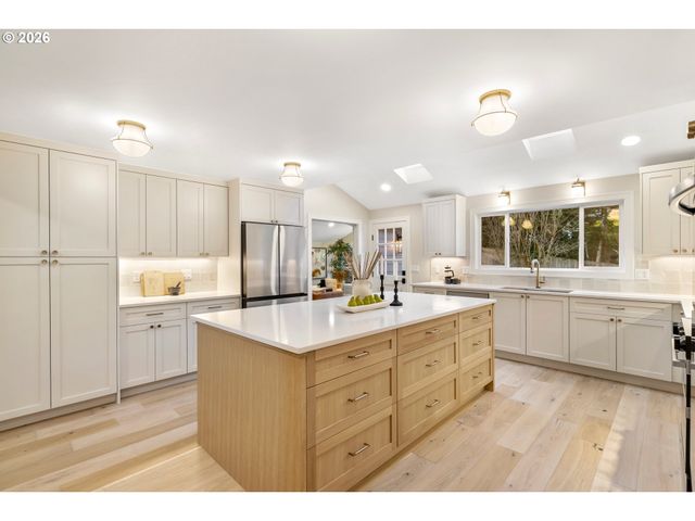 17706 TREE TOP Way, Lake Oswego, OR 97034