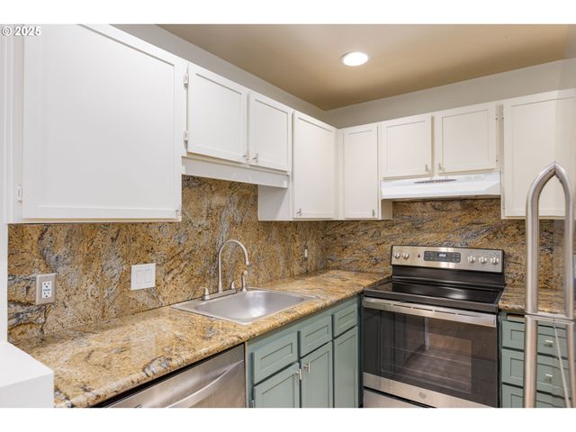 125 OSWEGO, Lake Oswego, OR 97035