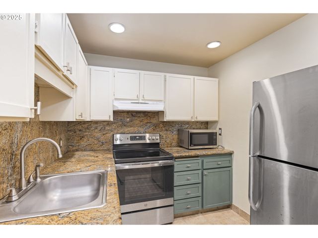 125 OSWEGO, Lake Oswego, OR 97035