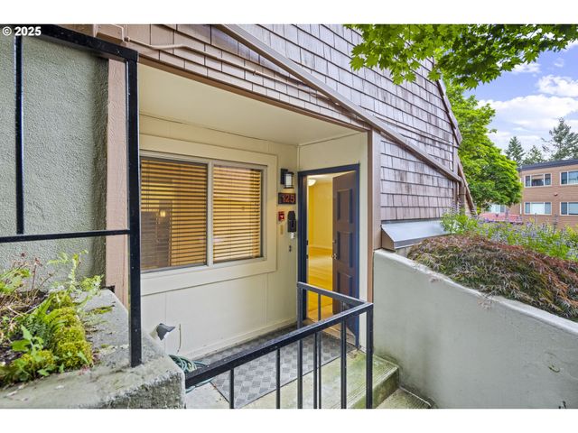 125 OSWEGO, Lake Oswego, OR 97035
