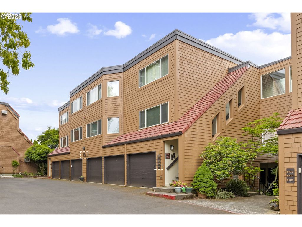 125 OSWEGO, Lake Oswego, OR 97035