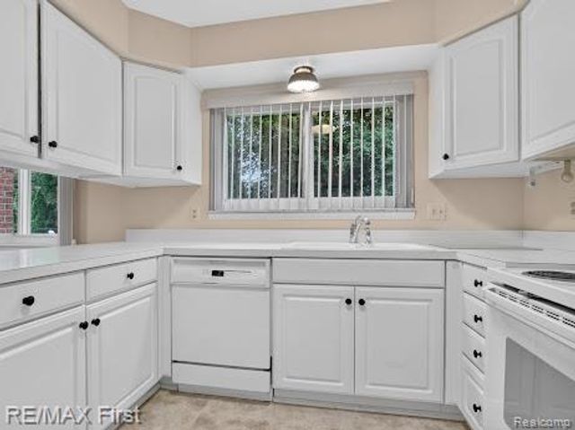 3856 Estates Drive, Troy, MI 48084