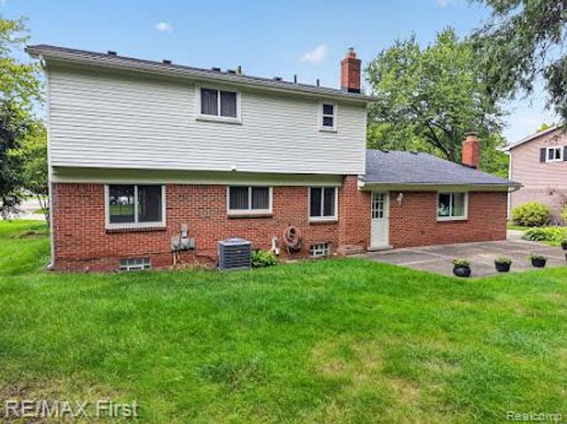 3856 Estates Drive, Troy, MI 48084