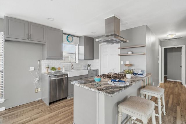 271 Barracuda Street, Bayou Vista, TX 77563