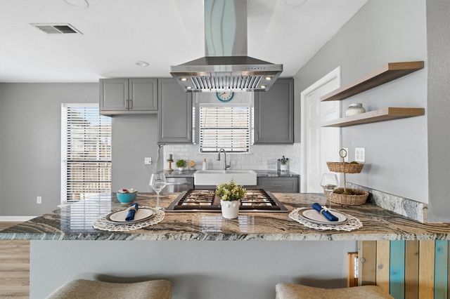 271 Barracuda Street, Bayou Vista, TX 77563