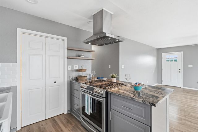 271 Barracuda Street, Bayou Vista, TX 77563