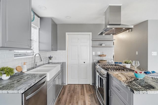 271 Barracuda Street, Bayou Vista, TX 77563