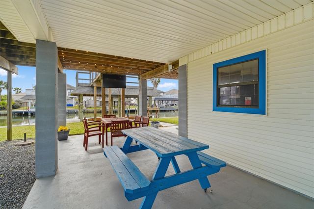 271 Barracuda Street, Bayou Vista, TX 77563