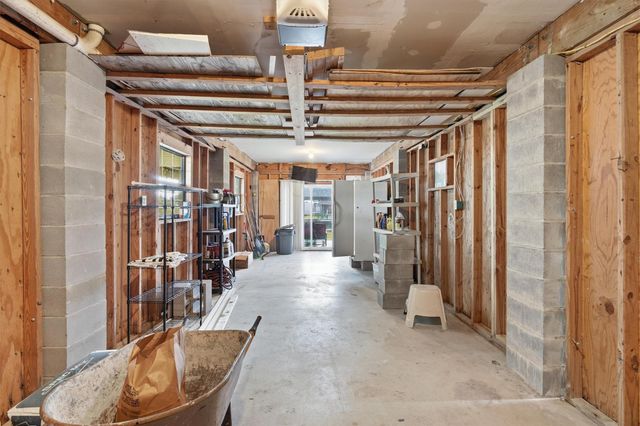 271 Barracuda Street, Bayou Vista, TX 77563