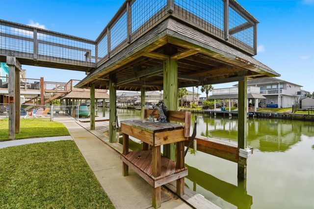 271 Barracuda Street, Bayou Vista, TX 77563