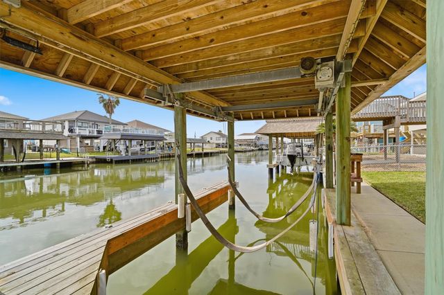 271 Barracuda Street, Bayou Vista, TX 77563