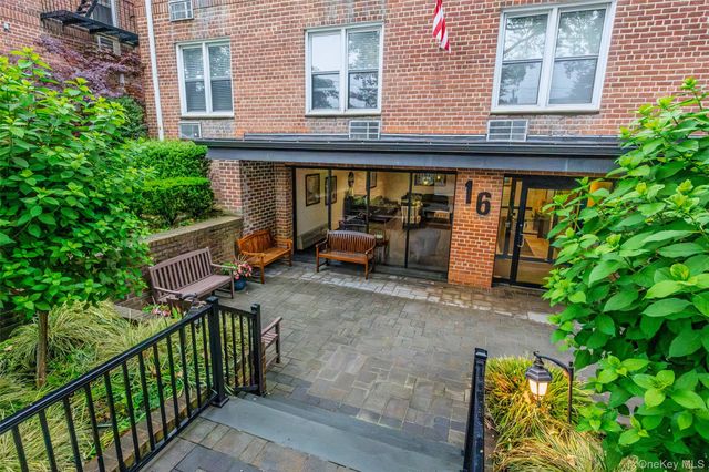 16 Main Street 3V, East Rockaway, NY 11518
