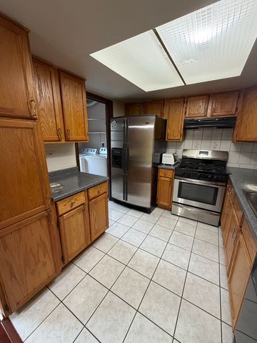 805 Bishop Court H, Schaumburg, IL 60194