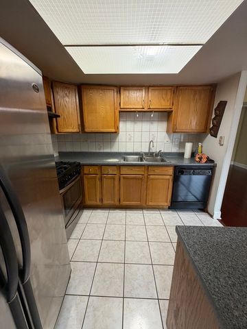 805 Bishop Court H, Schaumburg, IL 60194