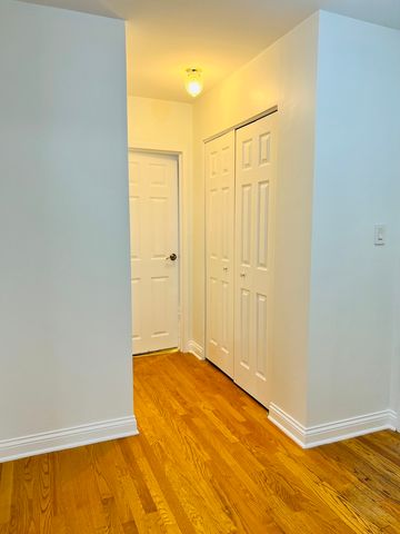 9001 Golf Road 2I, Des Plaines, IL 60016