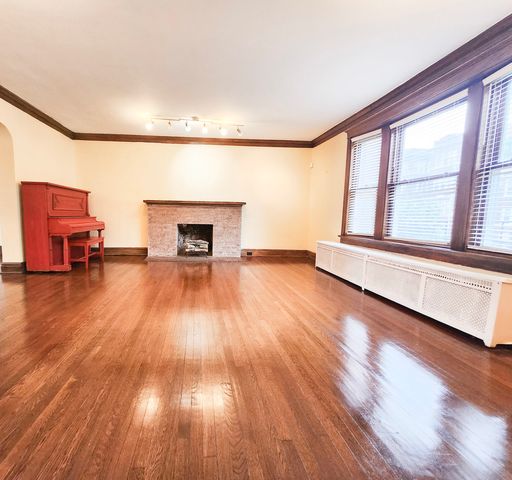 7225 S Yates Boulevard, Chicago, IL 60649