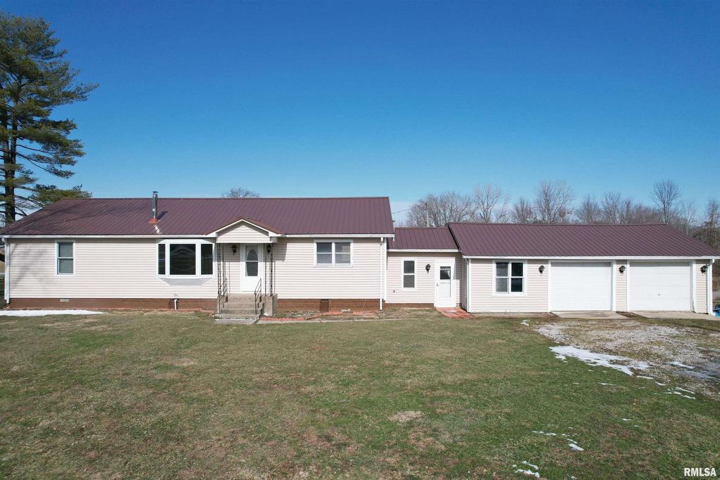Image 1 of property listing at 5449 Robb Road, Kinmundy, IL 62854