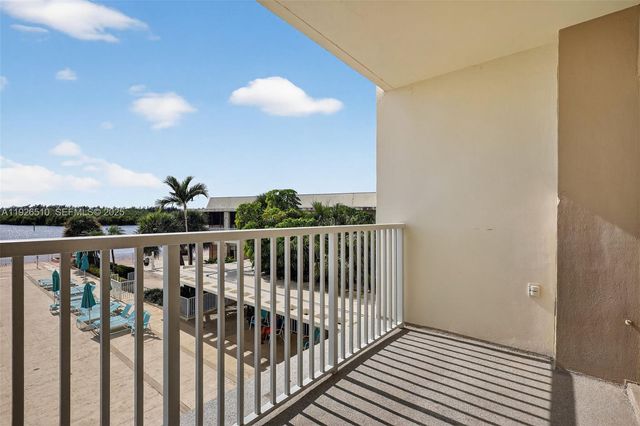 300 Bayview Dr 202, Sunny Isles Beach, FL 33160