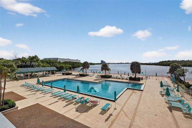 300 Bayview Dr 202, Sunny Isles Beach, FL 33160