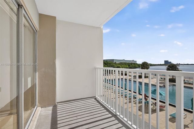 300 Bayview Dr 202, Sunny Isles Beach, FL 33160