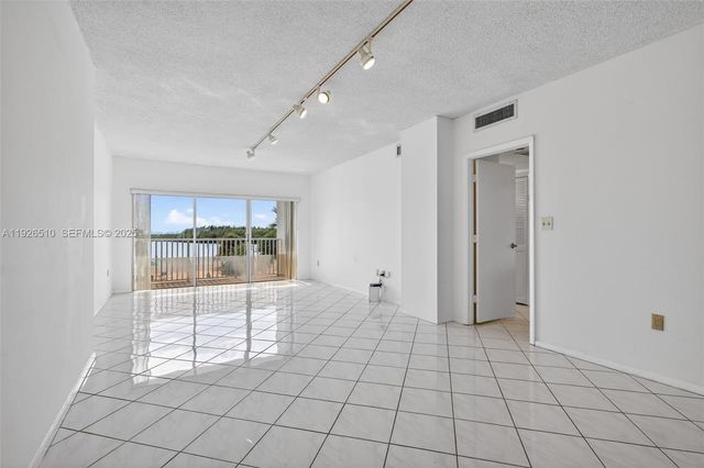 300 Bayview Dr 202, Sunny Isles Beach, FL 33160