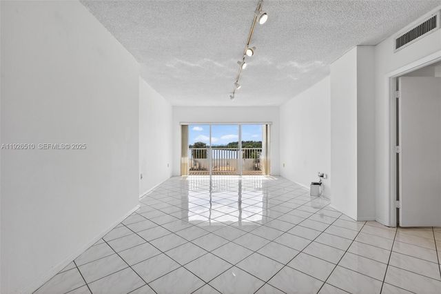 300 Bayview Dr 202, Sunny Isles Beach, FL 33160