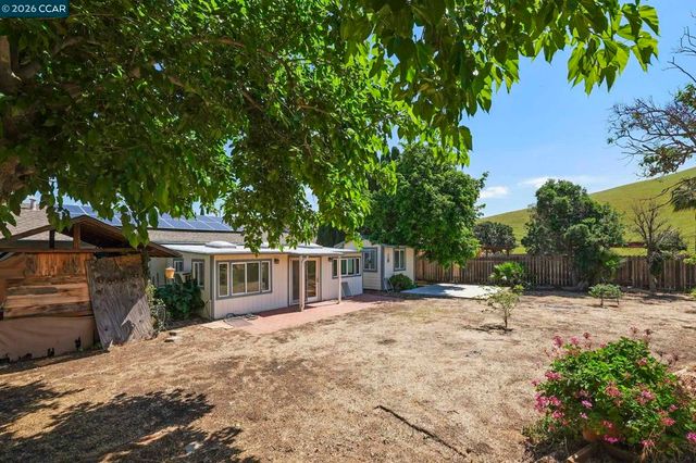 17 Kingswood Dr, Pittsburg, CA 94565