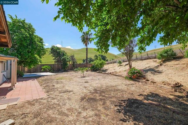 17 Kingswood Dr, Pittsburg, CA 94565