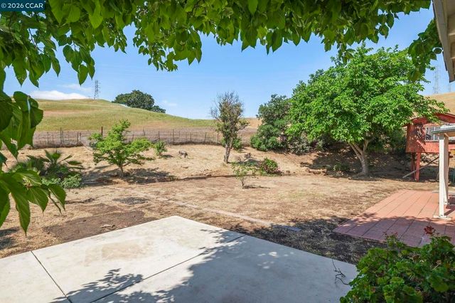 17 Kingswood Dr, Pittsburg, CA 94565