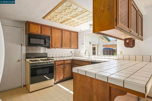 17 Kingswood Dr, Pittsburg, CA 94565