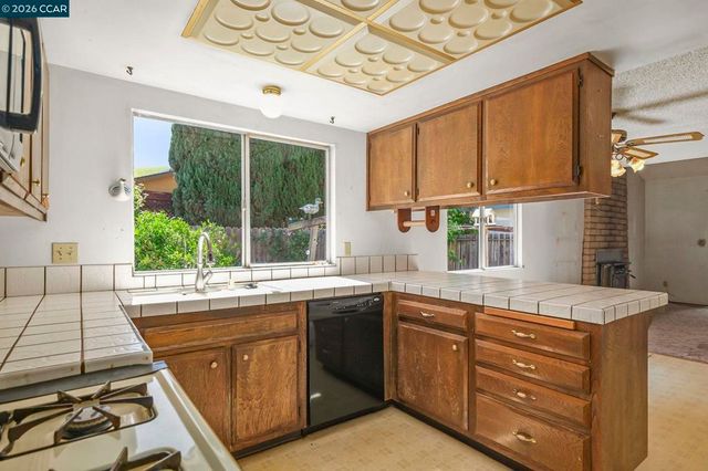 17 Kingswood Dr, Pittsburg, CA 94565