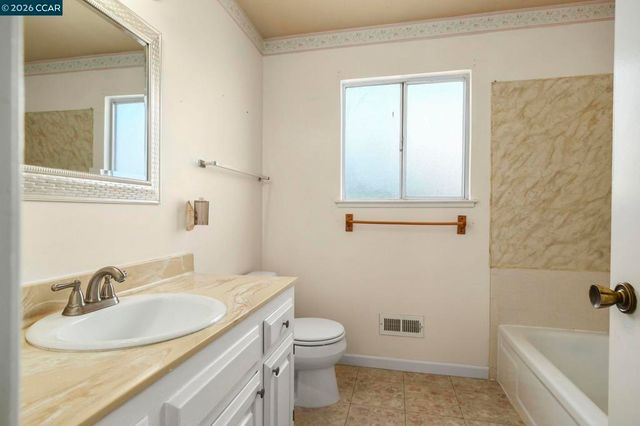 17 Kingswood Dr, Pittsburg, CA 94565