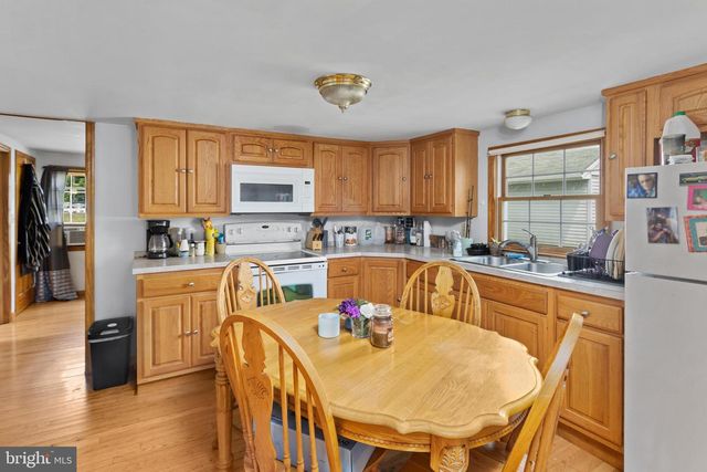 1 LAKEVIEW DR, New Egypt, NJ 08533