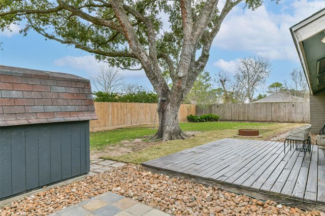 16822 Hibiscus Lane, Friendswood, TX 77546