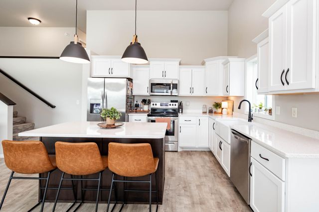 8040 Goldfinch Drive, Horace, ND 58047