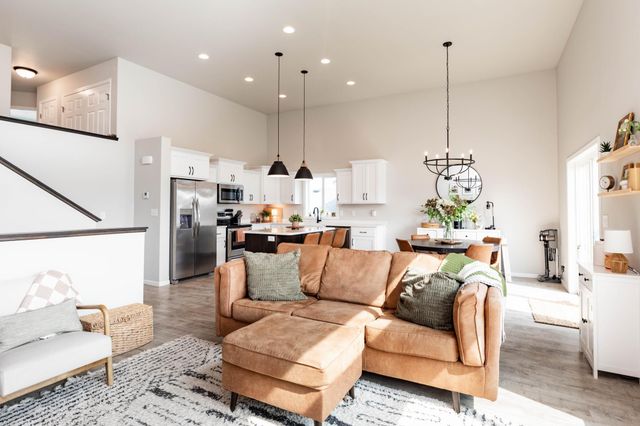 8040 Goldfinch Drive, Horace, ND 58047