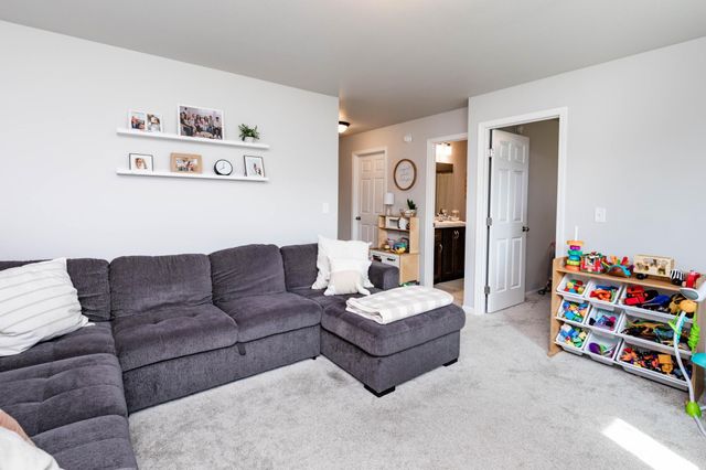 8040 Goldfinch Drive, Horace, ND 58047