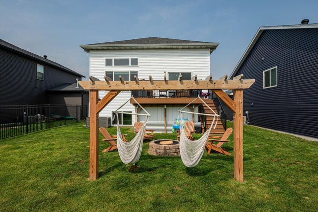 8040 Goldfinch Drive, Horace, ND 58047