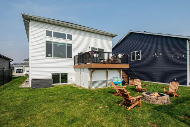 8040 Goldfinch Drive, Horace, ND 58047