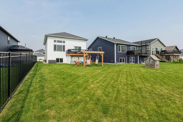 8040 Goldfinch Drive, Horace, ND 58047