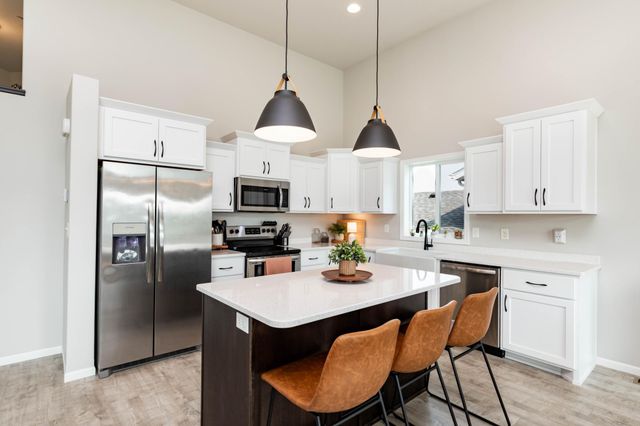 8040 Goldfinch Drive, Horace, ND 58047