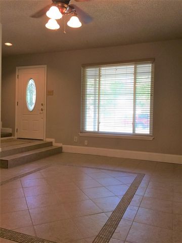 2044 Lakeside Drive, Seabrook, TX 77586