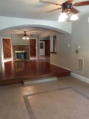 2044 Lakeside Drive, Seabrook, TX 77586