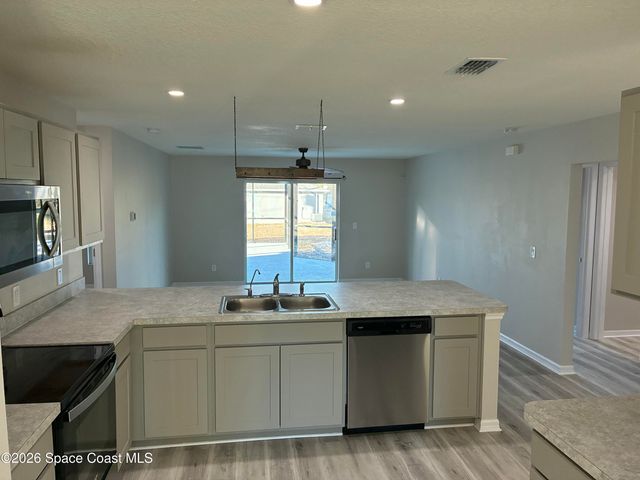 487 Dadeville Street SE, Palm Bay, FL 32909