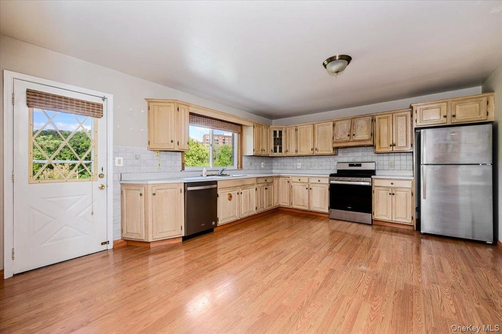 77 W Devonia Avenue, Mount Vernon, NY 10552 — photo 4