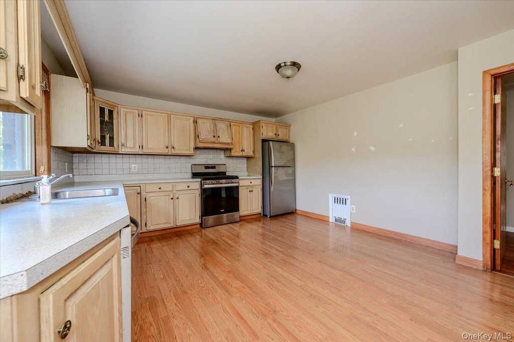 77 W Devonia Avenue, Mount Vernon, NY 10552 — photo 5