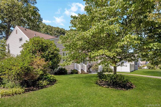 6 Sybil Place, Smithtown, NY 11787