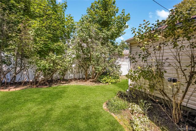 6 Sybil Place, Smithtown, NY 11787