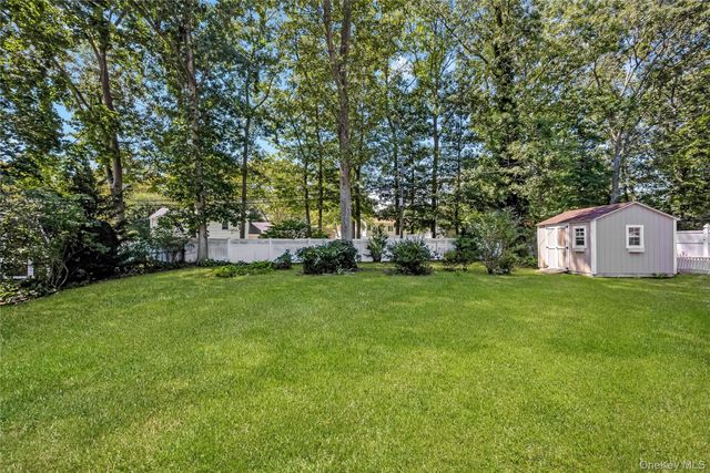 6 Sybil Place, Smithtown, NY 11787