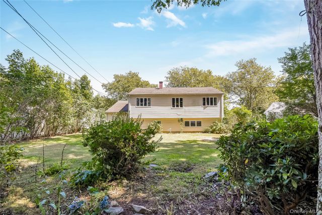 6 Sybil Place, Smithtown, NY 11787